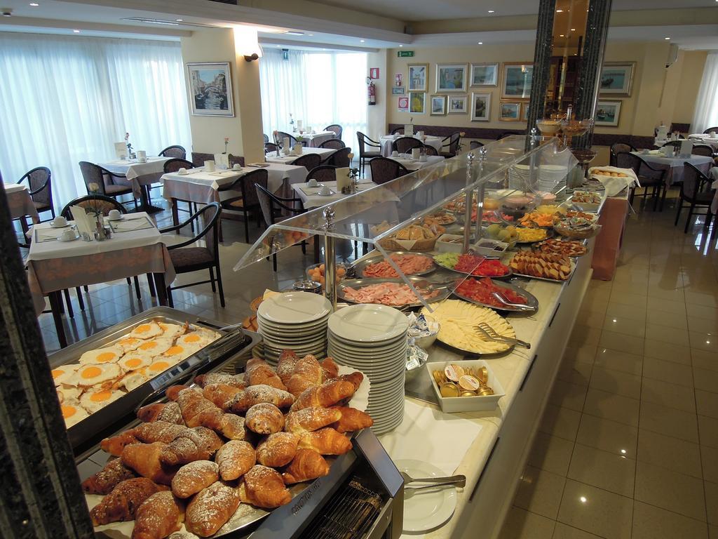 Hotel Conca Verde Lignano Sabbiadoro Bagian luar foto