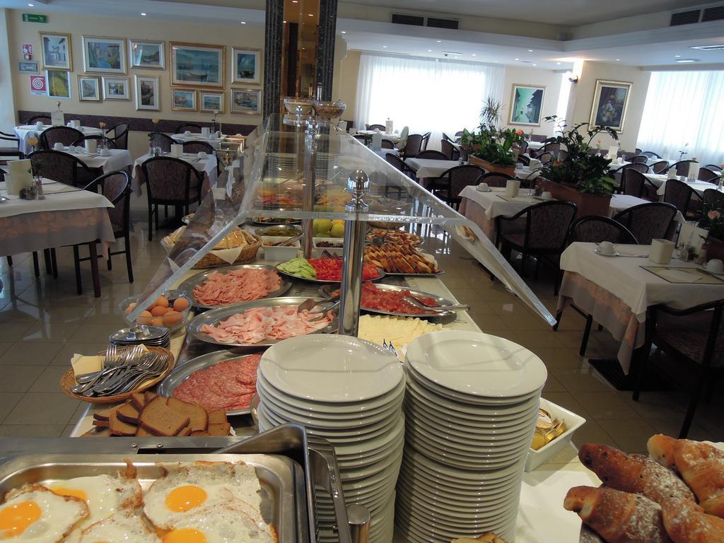 Hotel Conca Verde Lignano Sabbiadoro Bagian luar foto